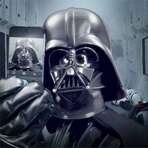Marcianos Ver-Darth-Vader-apunta-selfie